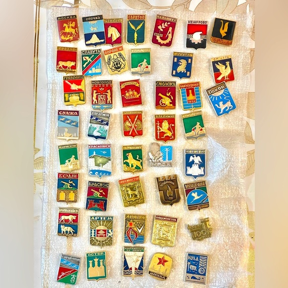 Vtg Set / Lot Of 44 Soviet UNION Cities Lapel Pins Badges Emblems of Russia USSR - Picture 1 of 7